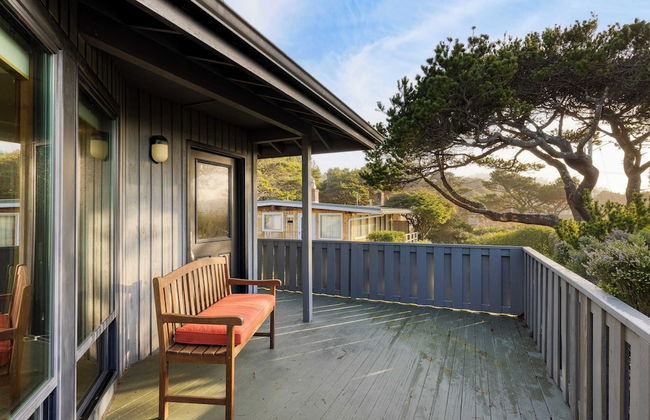 Half Block to Beach w/ Oceanview, Patio + Balcony The Shore Pine by Avantstay - Foto 33