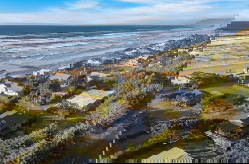 Foto 2 - Half Block to Beach w/ Oceanview, Patio + Balcony The Shore Pine by Avantstay