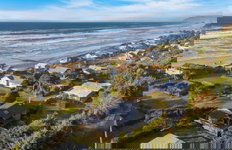 Foto 2 - Half Block to Beach w/ Oceanview, Patio + Balcony The Shore Pine by Avantstay