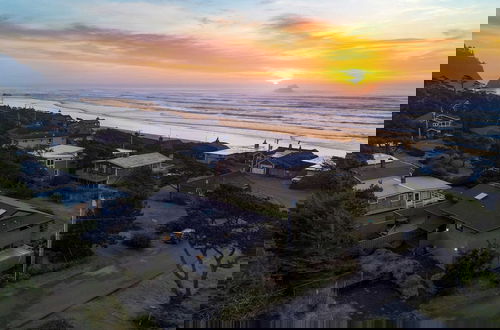 Foto 40 - Half Block to Beach w/ Oceanview, Patio + Balcony The Shore Pine by Avantstay