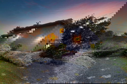 Foto 39 - Half Block to Beach w/ Oceanview, Patio + Balcony The Shore Pine by Avantstay