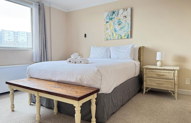 Downtown 3BD City View with Washer Dryer - Photo 5