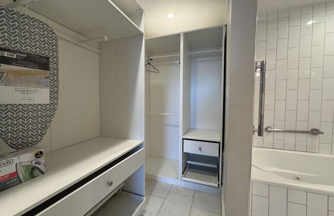 Downtown 3BD City View with Washer Dryer - Photo 20