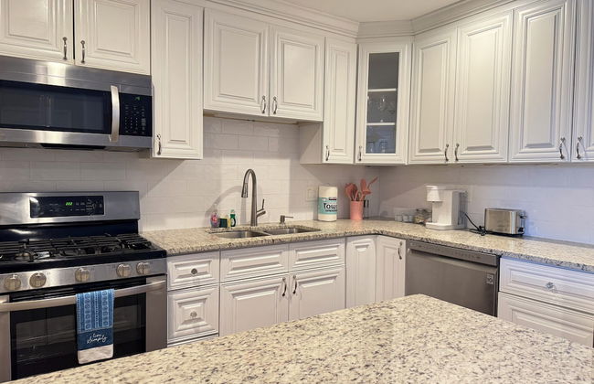 Downtown 3BD City View with Washer Dryer - Photo 13