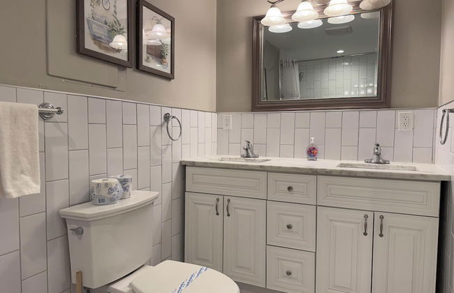 Downtown 3BD City View with Washer Dryer - Photo 19