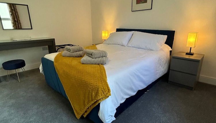 Foto 1 - Stunning 2 BD Apartment in Cheltenham