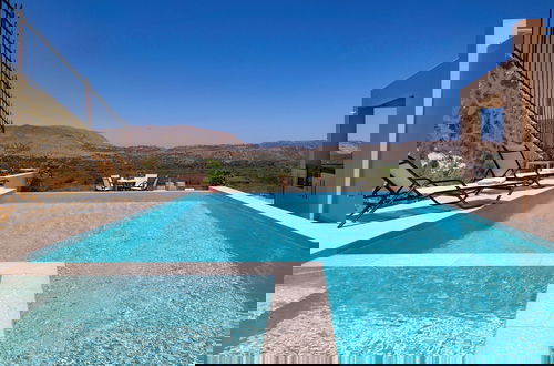 Foto 1 - Iconic Villa With Private Pool and sea View