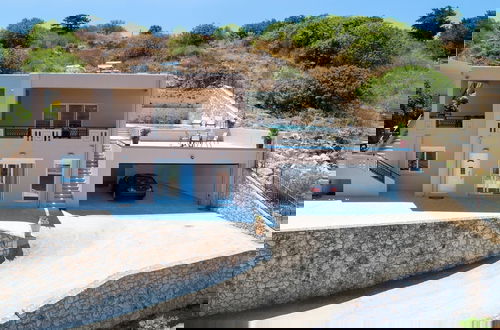 Foto 15 - Iconic Villa With Private Pool and sea View