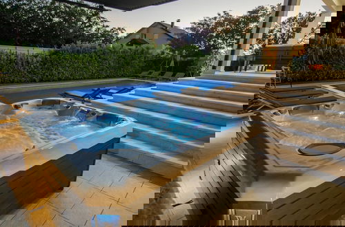 Foto 25 - Modern Villa With Pool and Bubble Bath