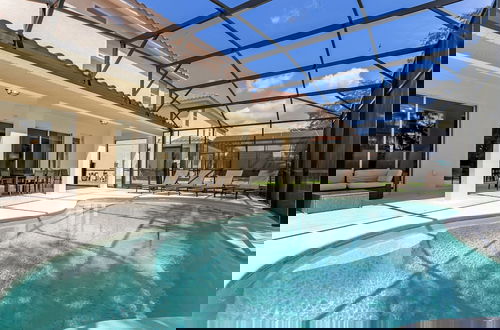 Foto 22 - Beautiful 9 bedroom pool home located in the Solterra Resort! 9 Home by RedAwning