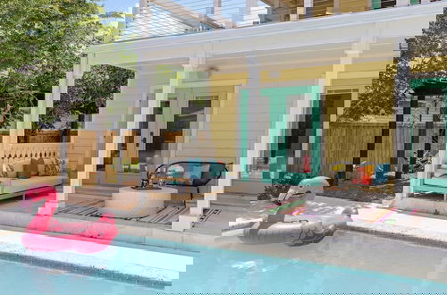 Foto 3 - Luxe Villa Near Beach, Pool + Hottub, Chef's Kitchen Woodward Way by Avantstay
