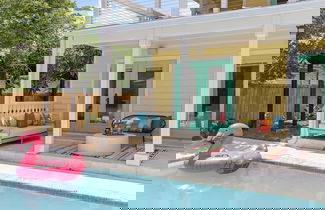 Foto 3 - Luxe Villa Near Beach, Pool + Hottub, Chef's Kitchen Woodward Way by Avantstay