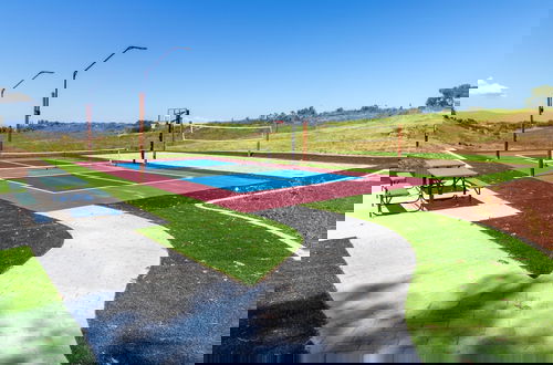 Foto 59 - Chateau Syrah by Avantstay Picturesque Estate w Pool Hot Tub Pool Table Table Tennis New Pickleball Court Basketball Hoop