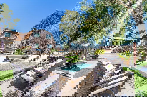 Foto 46 - Chateau Syrah by Avantstay Picturesque Estate w Pool Hot Tub Pool Table Table Tennis New Pickleball Court Basketball Hoop