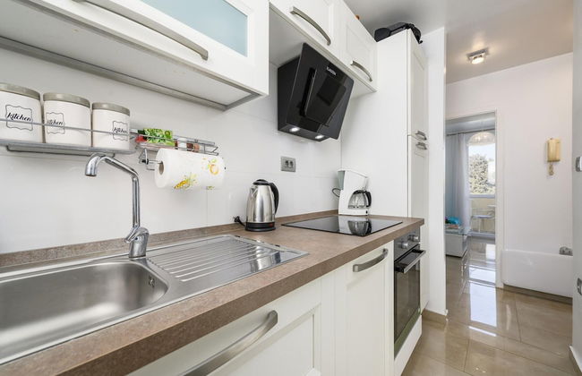 Premium Apartment With Patio - Photo 10