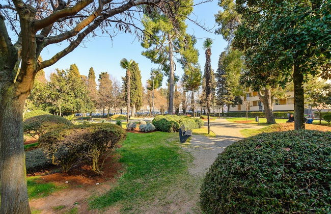 Premium Apartment With Patio - Photo 26