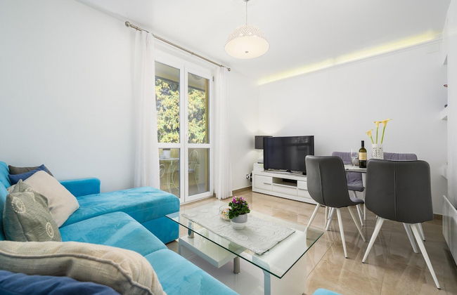 Premium Apartment With Patio - Photo 12