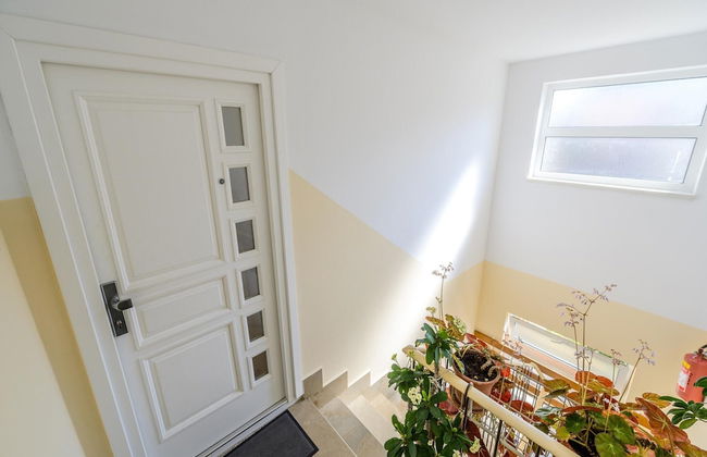 Premium Apartment With Patio - Photo 20