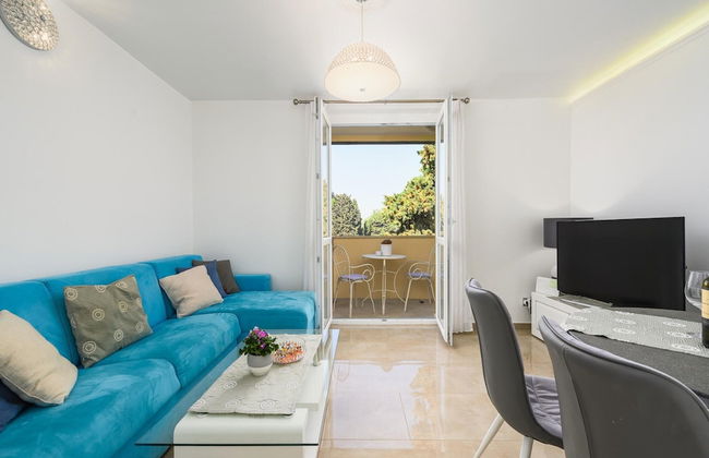 Premium Apartment With Patio - Photo 11