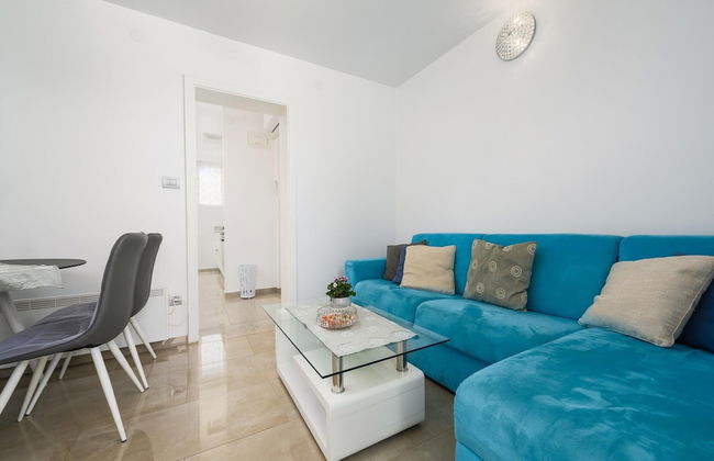 Premium Apartment With Patio - Photo 17