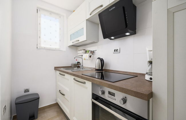 Premium Apartment With Patio - Photo 9