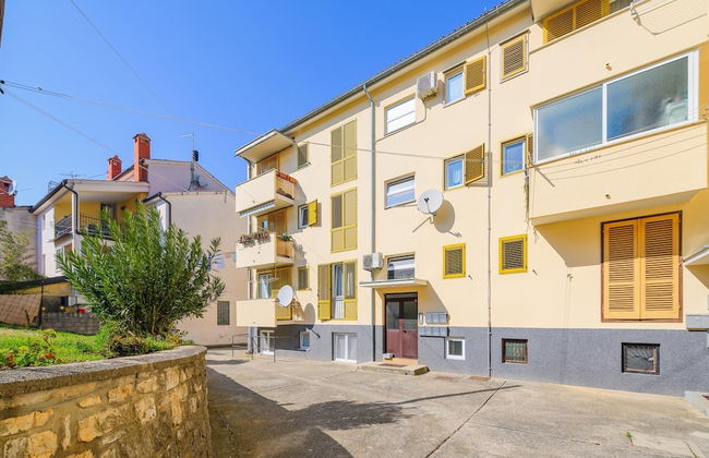 Premium Apartment With Patio - Photo 23
