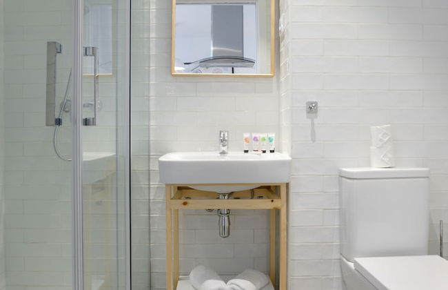 NQN Aparts & Suites Madrid - Photo 46