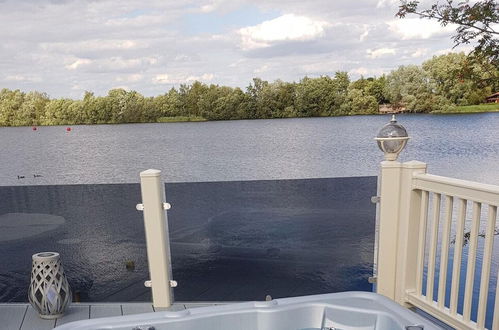 Photo 11 - Lakeside Hot tub Holiday Tattershall Lakes