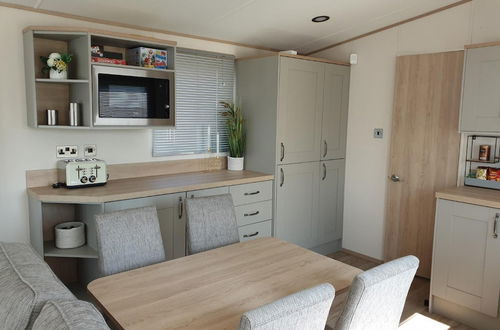 Photo 4 - The Sea Breeze - Captivating Caravan in Camber