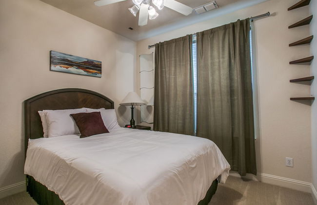 Stylish 3 bedroom Town Home at shops at - Photo 3