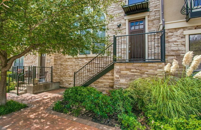 Stylish 3 bedroom Town Home at shops at - Photo 16