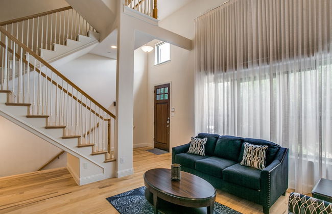 Stylish 3 bedroom Town Home at shops at - Photo 1