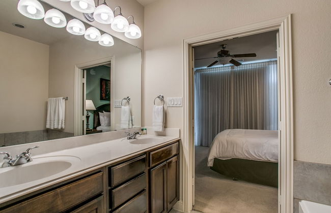 Stylish 3 bedroom Town Home at shops at - Photo 15