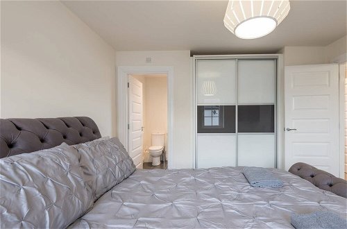 Photo 3 - Stylish & Modern 3 Bedroom Home