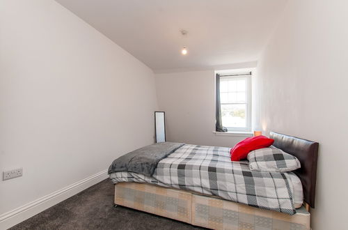 Photo 5 - 2 Bed Flat in Pedestrianized High Street