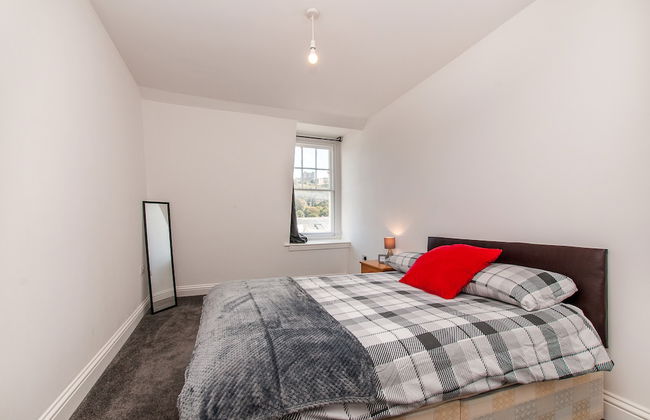 2 Bed Flat in Pedestrianized High Street - Foto 2