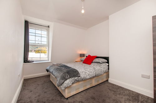 Photo 3 - 2 Bed Flat in Pedestrianized High Street