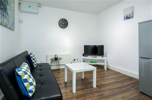Foto 1 - Charming 1-bed Basement Apartment in Lewisham