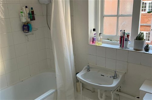 Foto 11 - Charming 3-bed Apartment in London