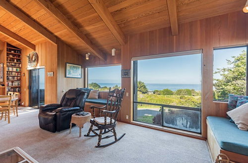 Photo 13 - Viglione Fireplace, Hot Tub, & Ocean Views