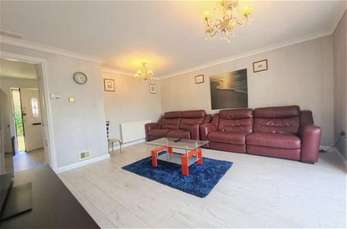 Photo 7 - Nice 3-bed House in Farnham Royal Slough