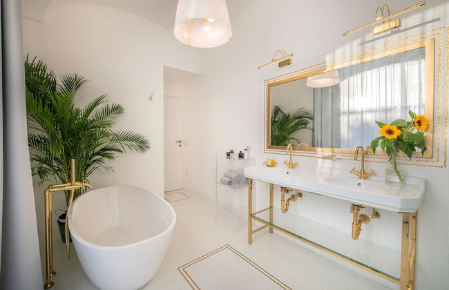 Luxury Suite with Terrace - Photo 10