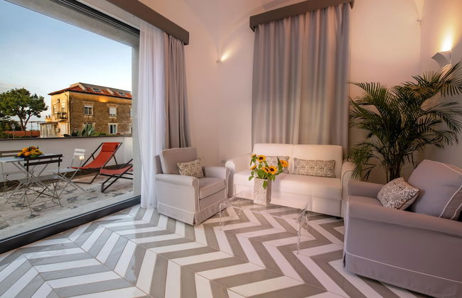 Luxury Suite with Terrace - Photo 5