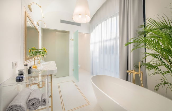 Luxury Suite with Terrace - Photo 11