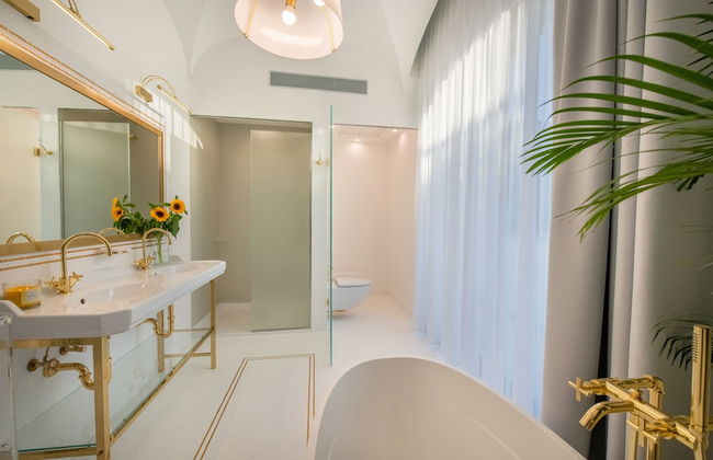 Luxury Suite with Terrace - Photo 9