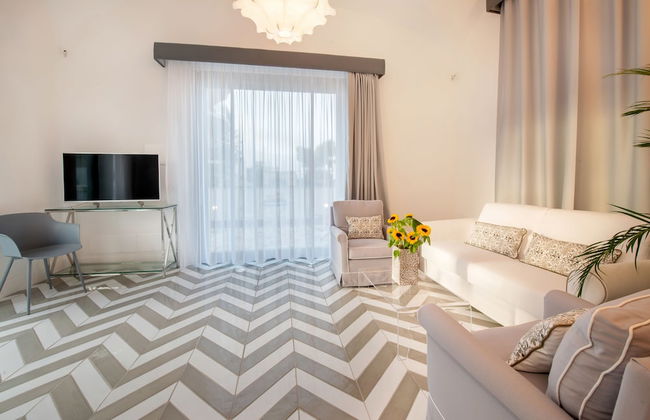 Luxury Suite with Terrace - Photo 6