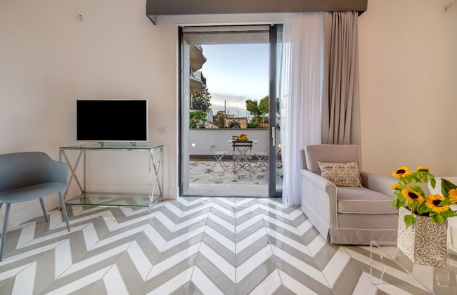 Luxury Suite with Terrace - Photo 15