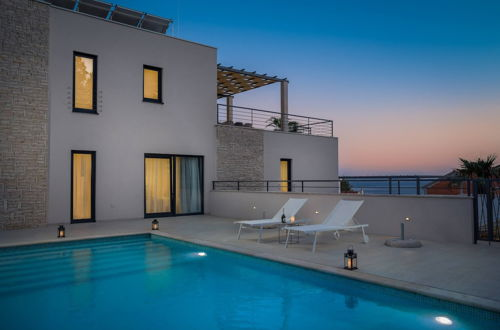 Foto 36 - Luxury Villa Juliet with Heated Pool