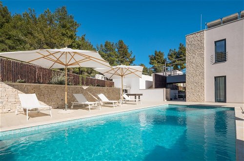 Foto 37 - Luxury Villa Juliet with Heated Pool