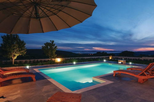Foto 20 - Spacious Villa With Private Swimming Pool